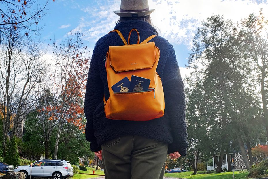 Immigrant résident permanent au Québec qui vient d'avoir sa citoyenneté canadienne et porte son passeport du Canada dans son sac à dos