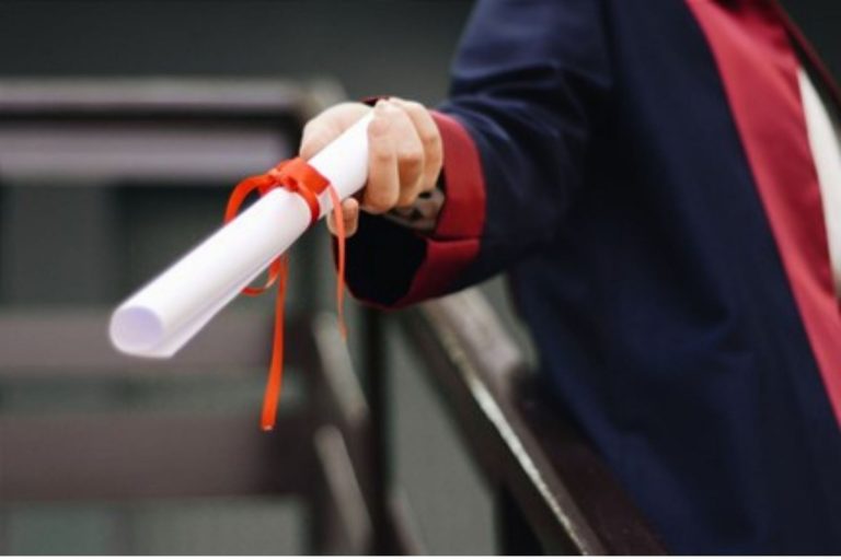 ressortissants étrangers avec son diplôme lui permettant d'obtenir un permis posdiplôme.