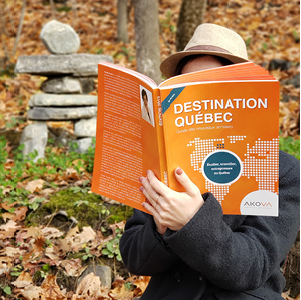 Immigrante lisant le guide Destination Québec pour faciliter son intégration sociale et professionnelle