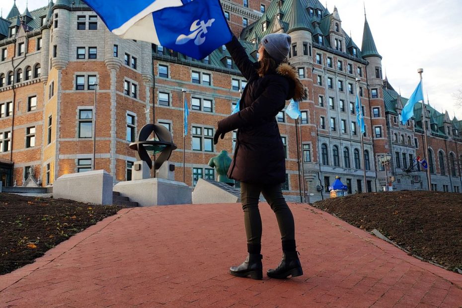 personne portant le drapeau et obtenant son Certificat de sélection du Québec via le PEQ. programme d'expérience québécoise