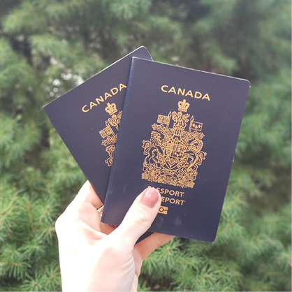 Immigrant résident au Québec tenant dans la main son passeport canadien après avoir obtenu sa citoyenneté canadienne