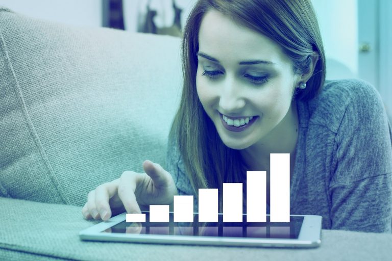 Travailleur qualifié consultant la classification nationale des professions du Canada pour vérifier son employabilité dans une entreprise au Québec