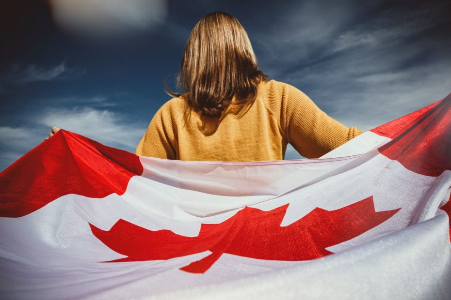 Ressortissant étranger avec un drapeua canadien qui symbolise son rêve d'avoir un visa de résidence permanente pour immigrer au Québec ou dans une autre province du Canada