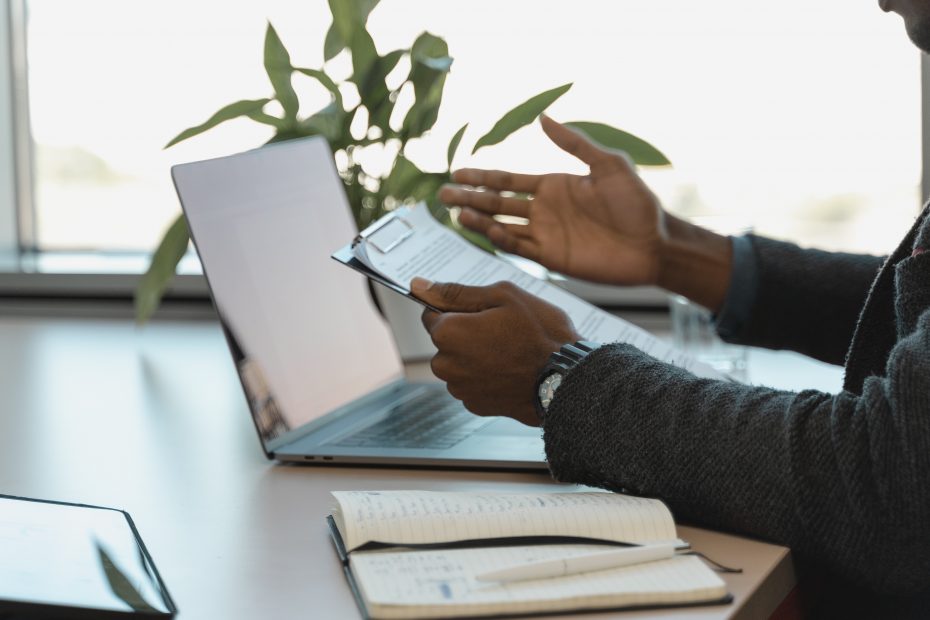 consultant réglementé en immigration Canada montrant à une conseillère RH un renouvellement de permis de travail accordé pour un travailleur qualifié étranger embauché par son entreprise de Québec