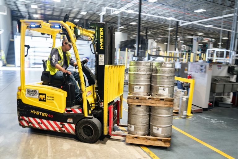 opérateur recruté à l'étranger par une entreprise québécoise dans le volet immigration bas salaire